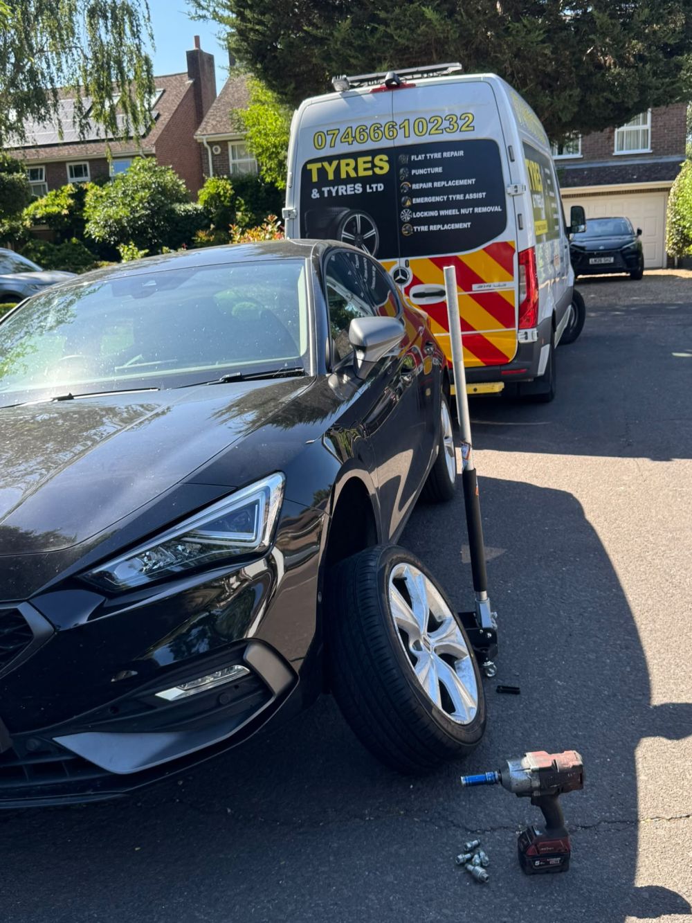 Emergency wheel nut removal and mobile tyre repair response vehicle