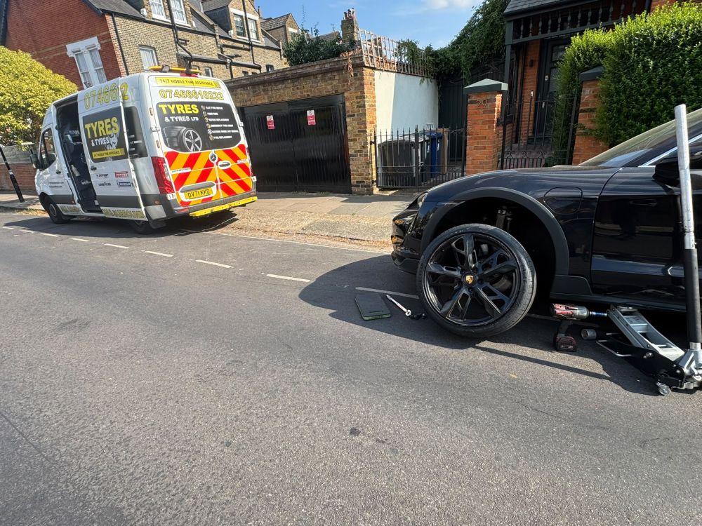 24 hour emergency mobile puncture repair and tyre replacement unit